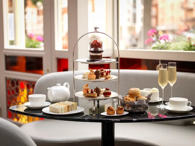 High tea & champagne for two / 300