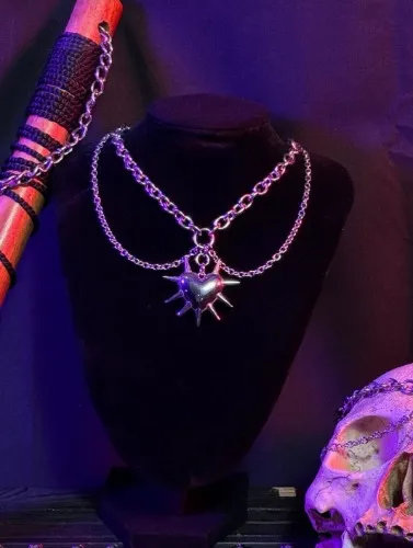 Side spike heart chain