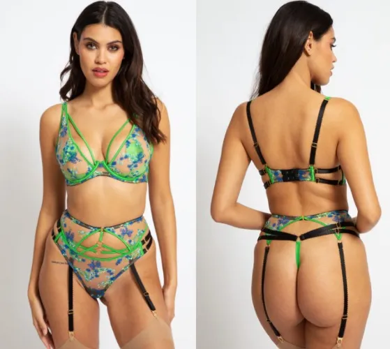 Ensemble EDGE OF BEYOND Lydia