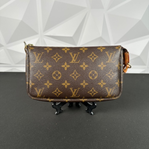 Louis Vuitton Monogram Pochette (AR0969)