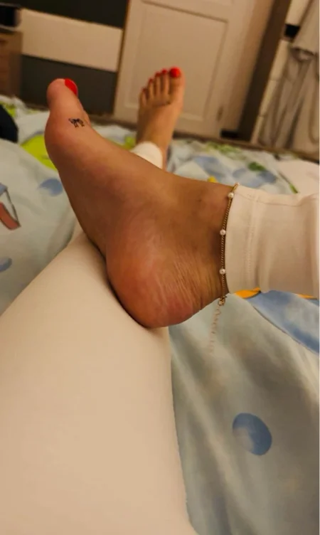 Send kiss to my feet 💋🥰