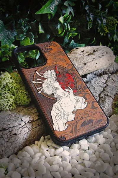 Geisha - Phone case wood laser engraved + hand painting
