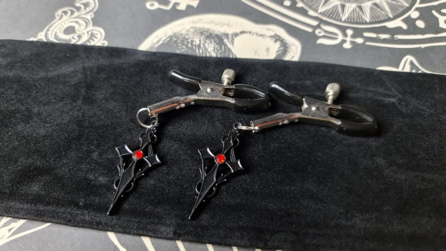 BDSM nipple clamps with gothic cross decorations - Black w/ red gem