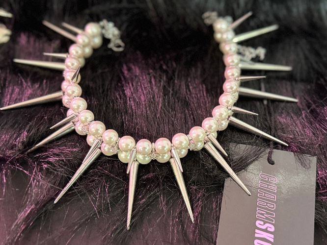 Spiky pearl choker