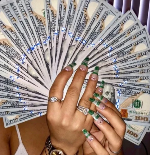 £75 eyelashes & nails