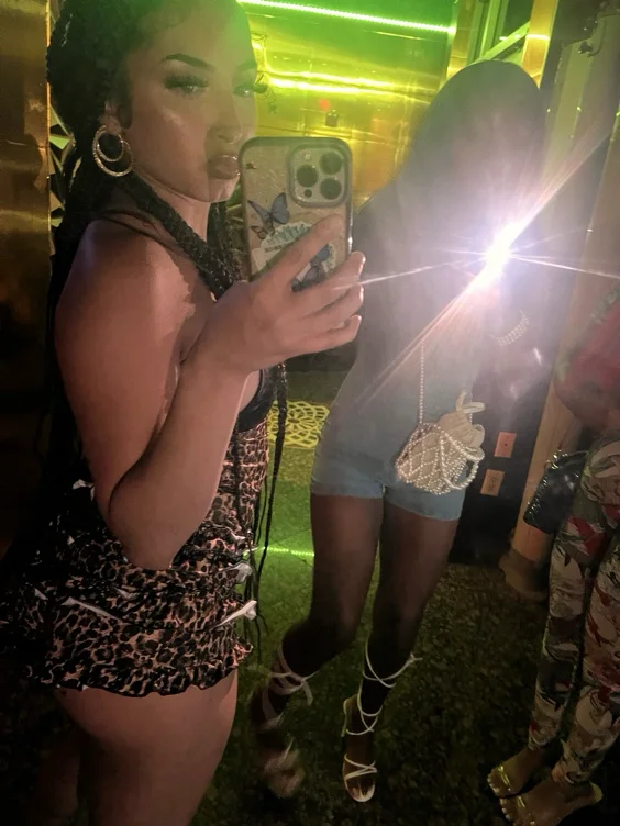 PHLUR Vanilla Skin Body Mist - Hair & Body Mist Fragrance - Vanilla Body Spray with Pink Pepper, Cashmere Wood & Sandalwood (8 Fl Oz) - Vanilla Skin