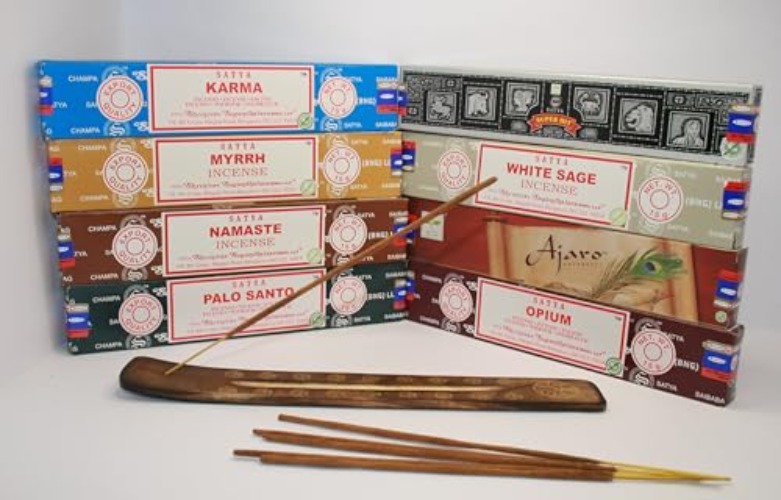 Incienso - Pack 8 Aromas Distintos + Soporte - 96 Varillas - Palo Santo, Mirra, Karma, Namaste, Ajaro, White Sage, Super Hit, Opium - Varillas de Incienso Natural - Aromaterapia - Meditar