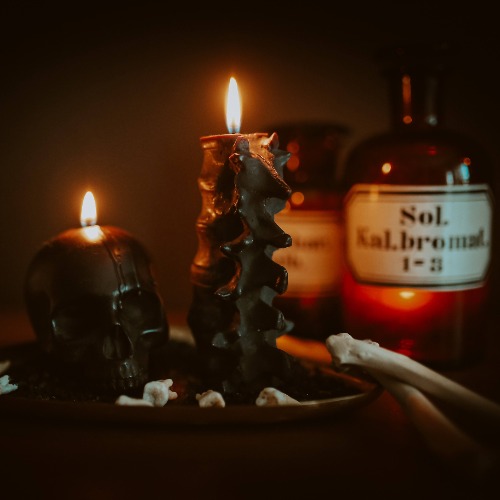 Spine Candle | Charcoal Black Vanilla Scent