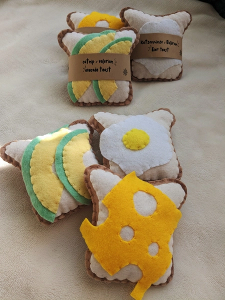 Toasts - cat toy - stuffed with sheep's wool - felt toy