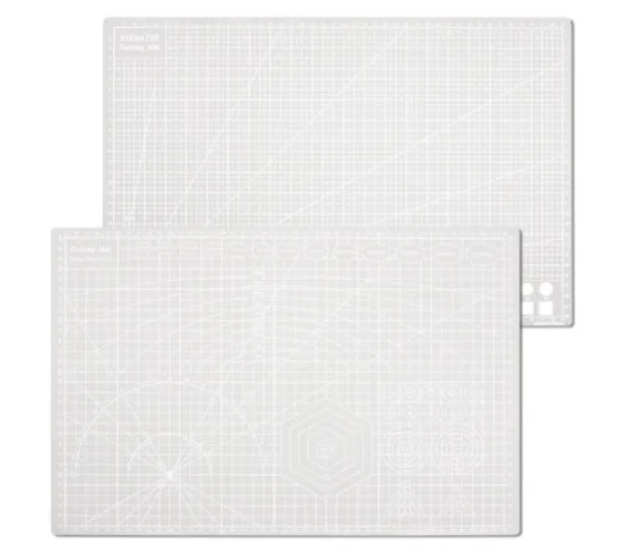 Base de corte para minhas artes e cosplays! Pra não estragar minha mesa