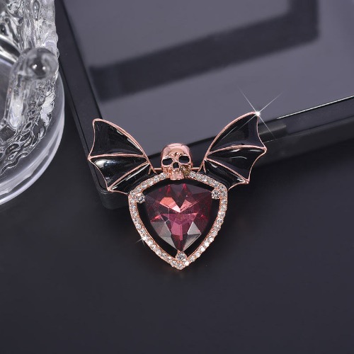 Vintage Winged Skull Brooch: Gothic Glam - Gold