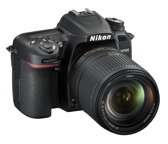 Nikon D7500 digital spegelreflexkamera, 20,9 megapixlar, SD-8 GB 200 x premium Lexar - Kit VR AF-S 18/140