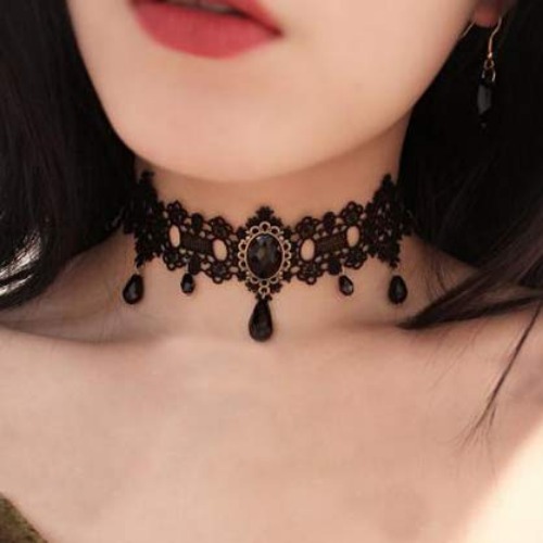 Kercisbeauty Black Lace Choker Gothic Necklace with Crystal for Women and Girls Halloween Party Custume Vintage Thick Choker