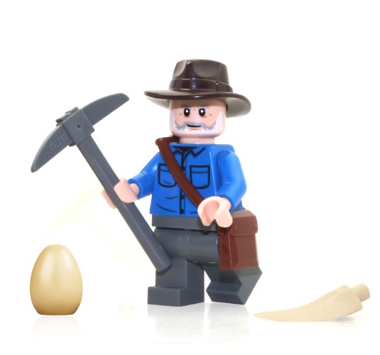 LEGO Jurassic World Dominion - Dr. Alan Grant Minifigure (with Pouch, Pickaxe, Dinosaur Egg and T-Rex Tooth) 76949