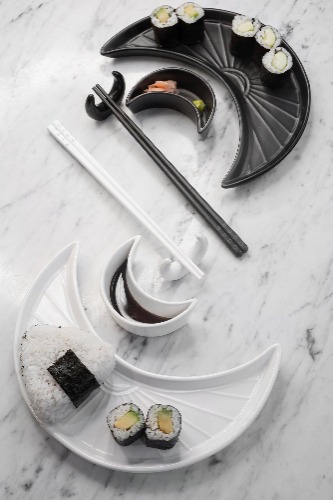 Crescent Sushi Plate Set | One Size / Black/White / 100% Ceramic