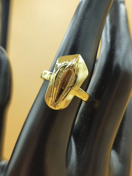 Ring Fingerring with 3D Vagina / Yoni / Vulva 