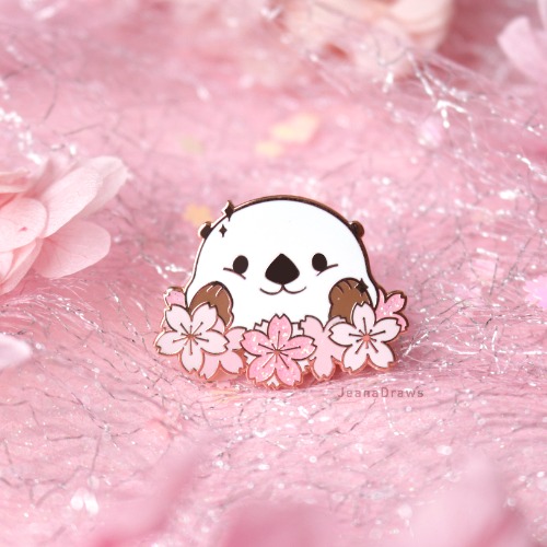 Wreath Otter Enamel Pin - Standard grade