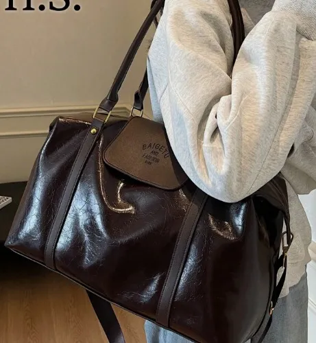 1pc Coffee Brown Fashion Large Capacity Handbag Casual Short-Term Travel Luggage Bag Holiday Gym Tote Bag, Vintage Oiled Wax Glossy PU Leather Crossbody Bag For Women Travel Accessories Travel Outfit Airport Travel Stuff Clothes Luggage Bag Christmas Gift Ideas Women Girls Xmas Gifts For Mum Birthday Gift Mom Friend Gym Bag Sport Bag Training Pack For Vacation Holiday Thanksgiving Day Thank You Gifts