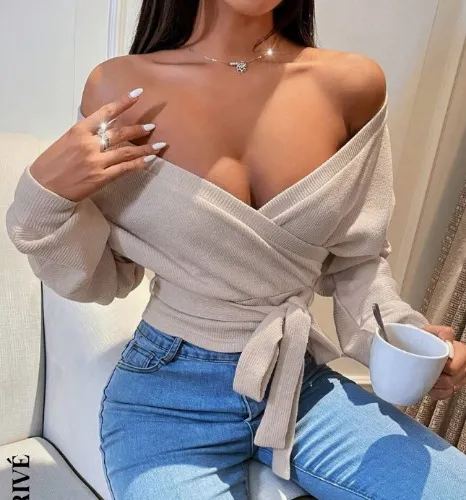 SHEIN Privé Surplice Neck Batwing Sleeve Belted Tee