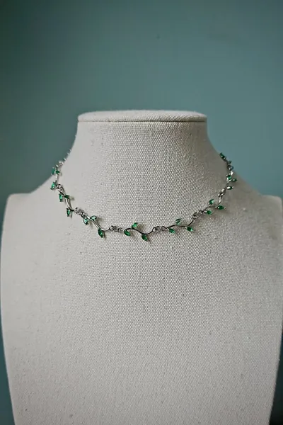 Delicate silver green leafy vine choker necklace, Simple bridal regal choker, Fairycore floral choker, Regency old money olive vine jewelry