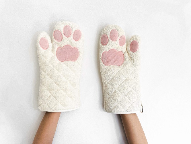 Cricket & Junebug Oven Mitts Cat Paws - White and Pink - White & Pink