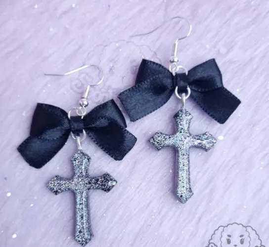 ✧ Brincos Cruz com Laço ✧