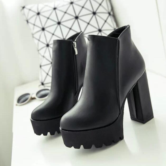 Gothic Noir' Ankle Boots - Black / 8