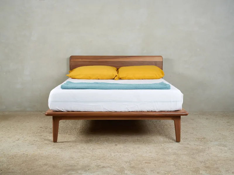 Bett, King Size, Queen Size, nussbaum massiv, einzigartiges Design, minimalistisch, handgemacht, custom order,