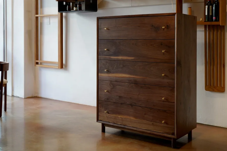 Nussbaum Kommode mit 5 Schubladen