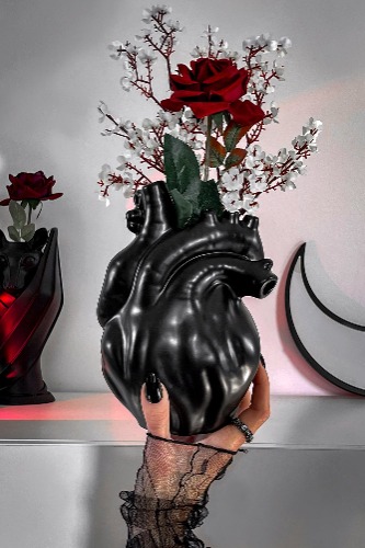 Black Heart Vase | One Size / Black / 100% Ceramic