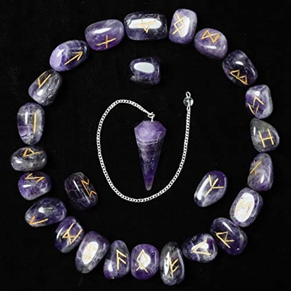Crocon Set di Pietre runiche incise con Pietre preziose di Ametista (25 Pezzi) con alfabeti di Elder Futhark e 1 Pendolo di Ametista | Dimensioni: 15-20 mm