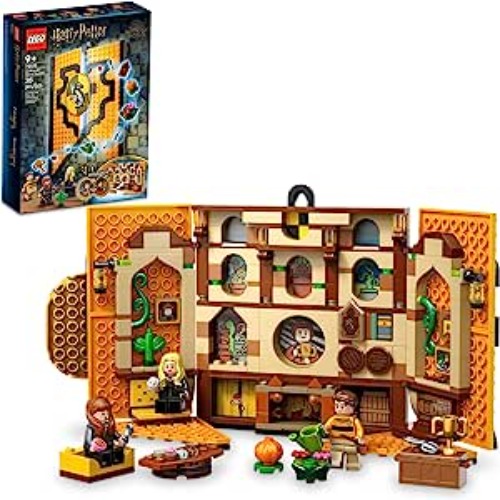 LEGO Harry Potter Hufflepuff House Banner 76412, Hogwarts Castle Common Room Toy or Wall Decoration, Set with 3 Minifigures and Mandrake, Collectable Travel Toys