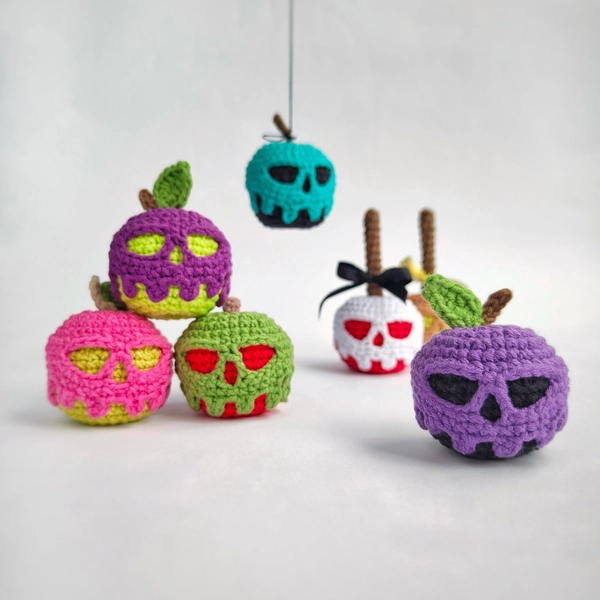 Mini poisoned apple CROCHET PATTERN