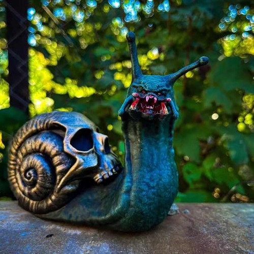 Halloween Gothic Snail Skull Garden Decor Snail Sculpture Patio Outdoor Figurine