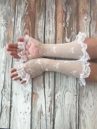 white lace kitten paws