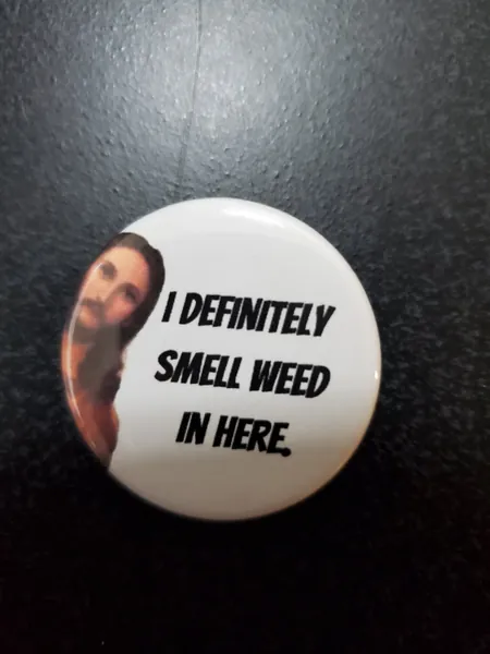 Funny Peeking Jesus Button I Definitely Smell Weed in Here Stoner Keychain Button Cannabis Atheist Christian Novelty Cool Button