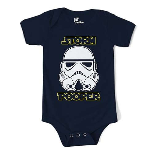 MyFirstwo Body Neonato Manica Corta Divertente – Storm Pooper - Tutina Bimbo Unisex 100% Cotone Morbido e Traspirante con Girocollo Espandibile - Simpatica Idea Regalo Baby Shower - 12-18 mesi / 45x25 cm - BLU NAVY