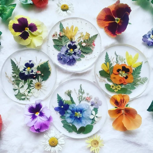 Dried flower resin coaster / pansy resin coaster/ pressed flower / drinkware /gift ideas / housewarming /wedding