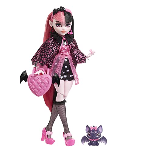 Monster High - Draculaura, bambola con accessori e cucciolo di pipistrello, snodata e alla moda con capelli rosa e neri, Giocattolo per Bambini 4+ Anni, HHK51 - Draculaura