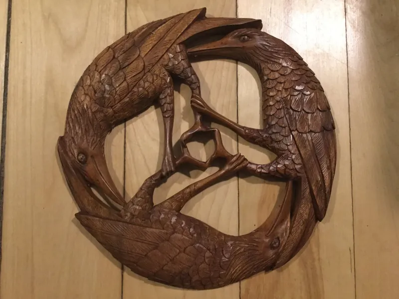 Triple raven plaque