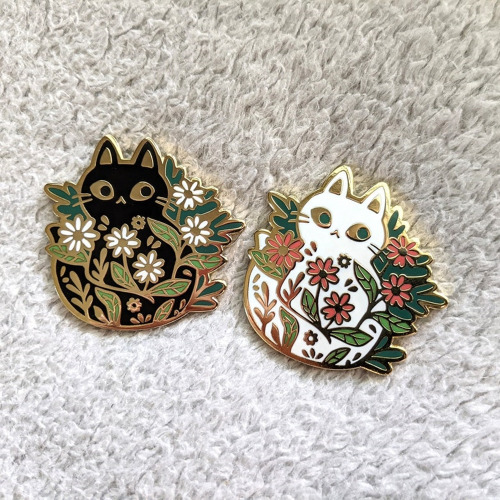 Flower Cat Pin - White