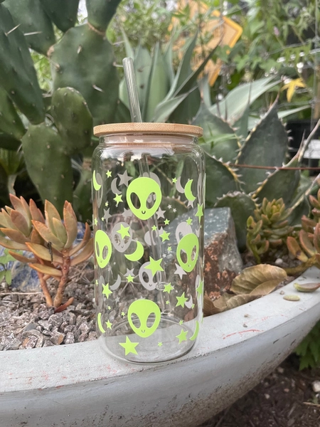 Glow in the dark alien tumbler glass can with lid and straw