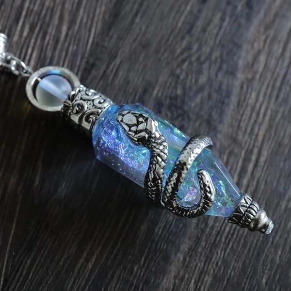 【蛇神の聖石】絡みつく蛇と天然石のクリスタルペンダント🐍