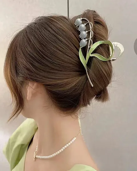 Floral claw clip