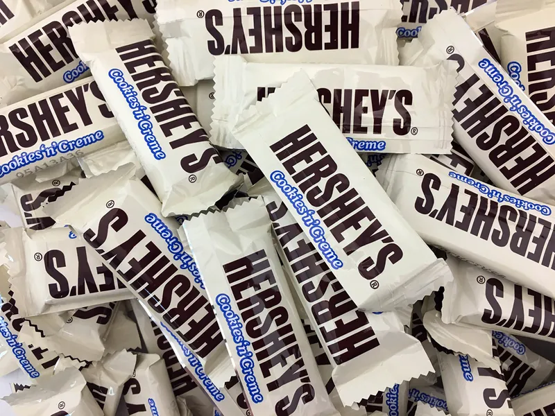 HERSHEY'S Cookies 'n' Crème Snack Size Bars, Treats Bars (Pack of 2 Pounds) - 