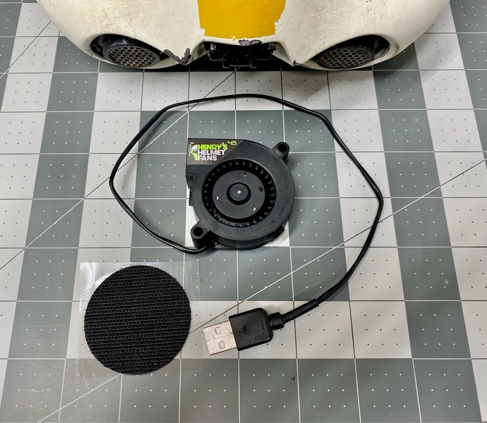 Single helmet cooling fan kit