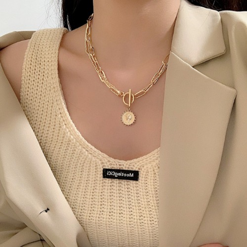 Womens Chain Style Necklace With A Coin Pendant - Gold