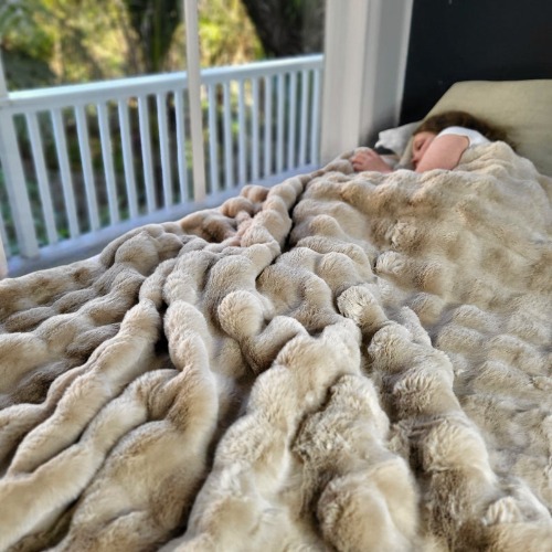 Weighted Blanket in Bumpy Fur | Natural / Queen 9kg 203cm x 221cm