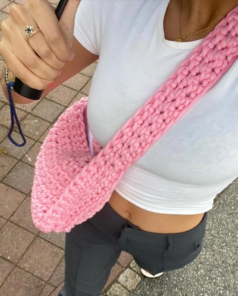 Crochet Trendy Crossbody Bag - Easy crochet bag pattern  - beginner friendly crochet pattern - Chunky Crochet bag EASY Crochet Pattern