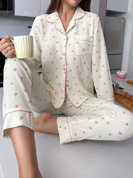 Conjunto de pijama con estampado floral unido en contraste con bolsillo delantero